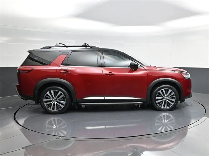 2022 Nissan Pathfinder Platinum photo 1