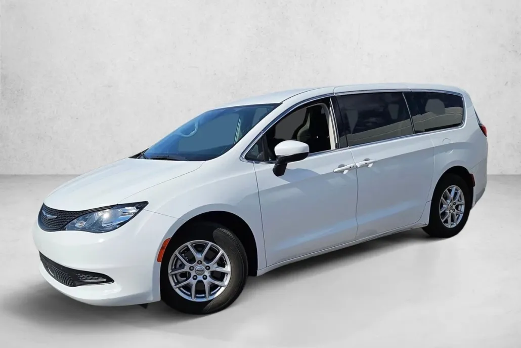 2022 Chrysler Voyager LX photo 1