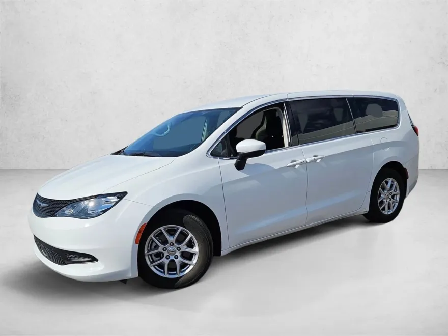 2022 Chrysler Voyager LX photo 1