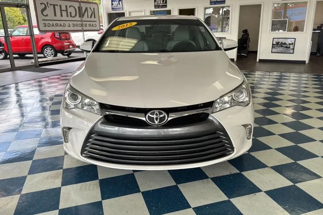 2015 Toyota Camry XLE photo 1