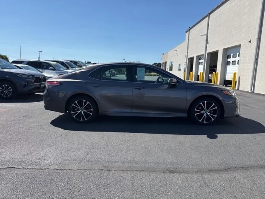2019 Toyota Camry SE photo 1