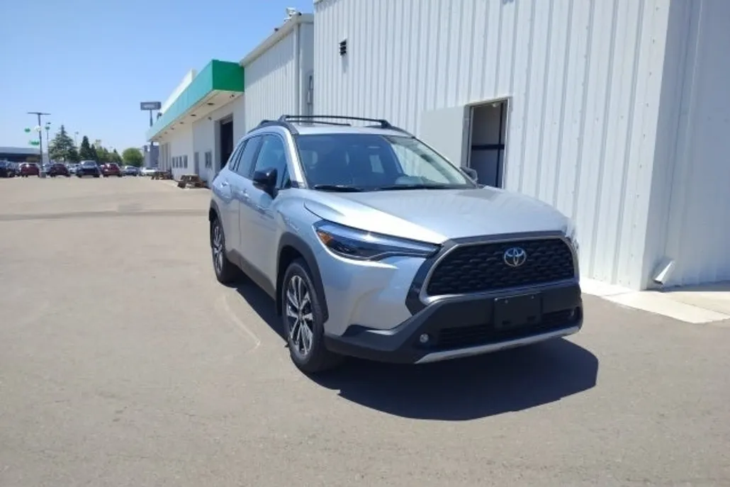 2025 Toyota Corolla Cross XLE photo 1