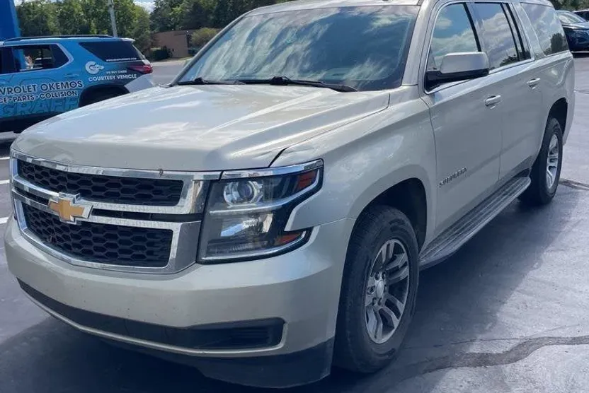 2017 Chevrolet Suburban LT photo 1