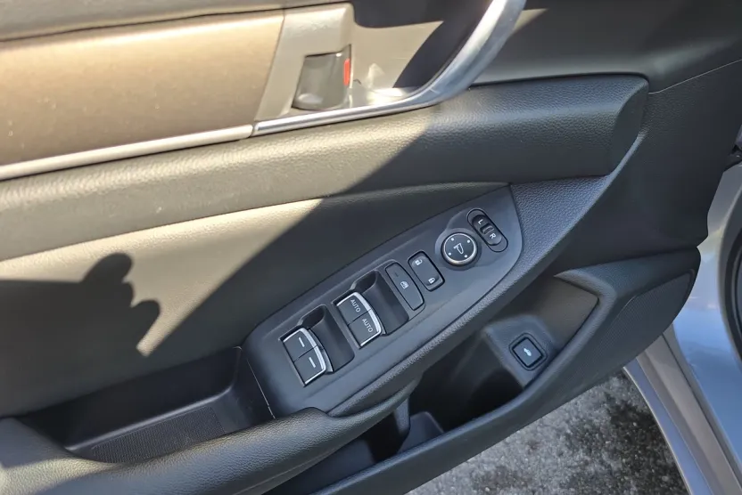 2019 Honda Accord LX 1.5T photo 1