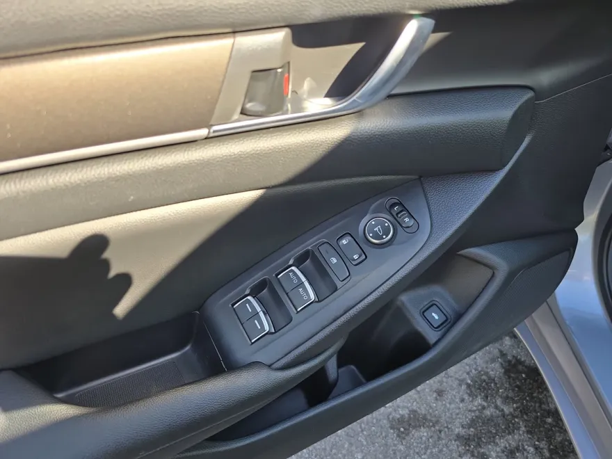 2019 Honda Accord LX 1.5T photo 1