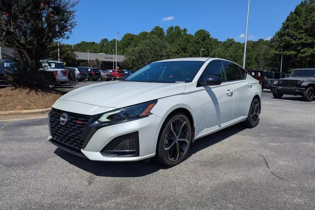 2023 Nissan Altima 2.5 SR photo 1
