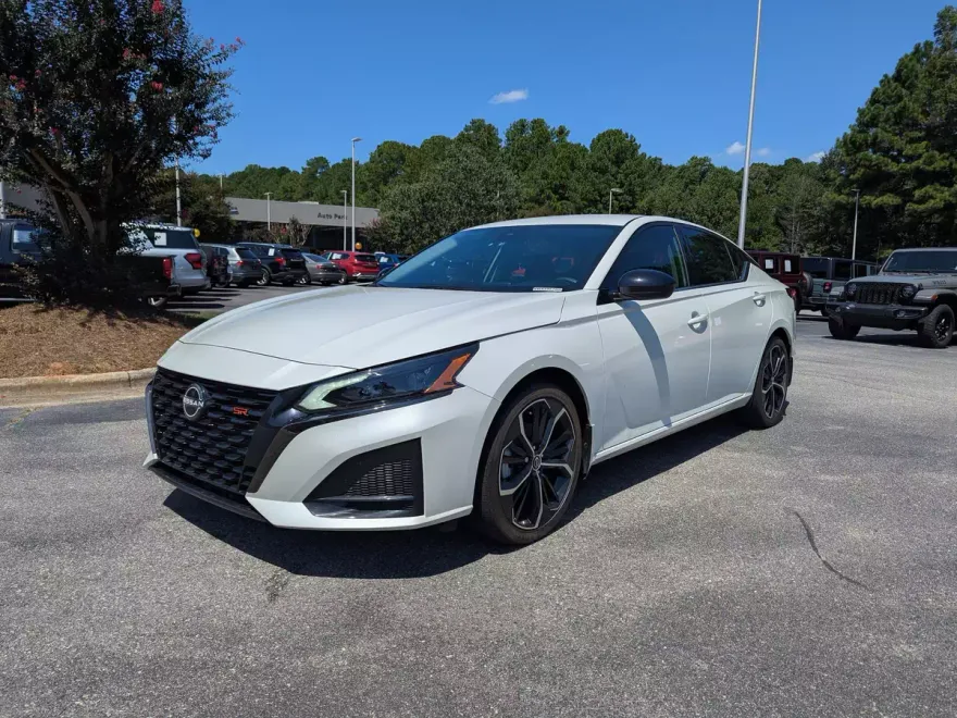 2023 Nissan Altima 2.5 SR photo 1