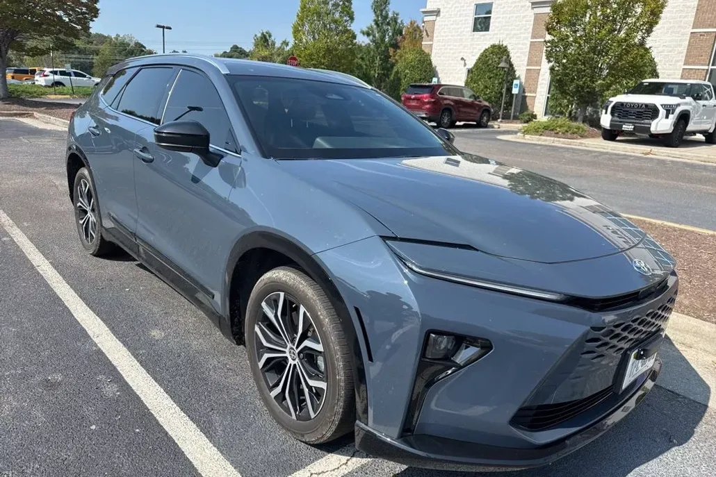 2025 Toyota Crown Signia XLE photo 1