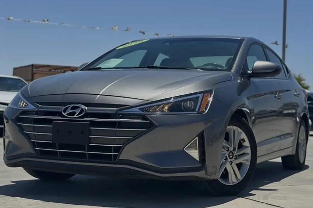 2020 Hyundai Elantra SEL photo 1