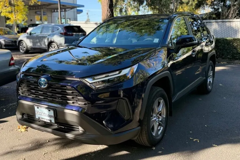 2024 Toyota RAV4 Hybrid XLE photo 1