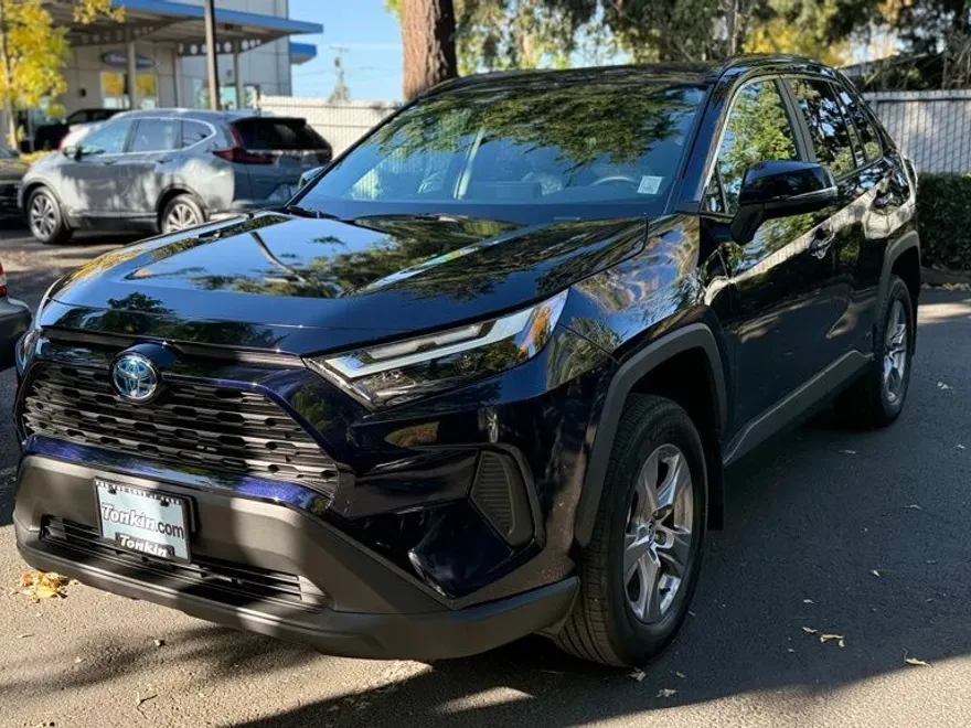 2024 Toyota RAV4 Hybrid XLE photo 1