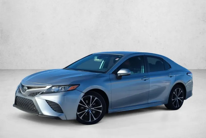 2020 Toyota Camry SE photo 1