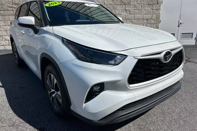 2023 Toyota Highlander XLE photo 1