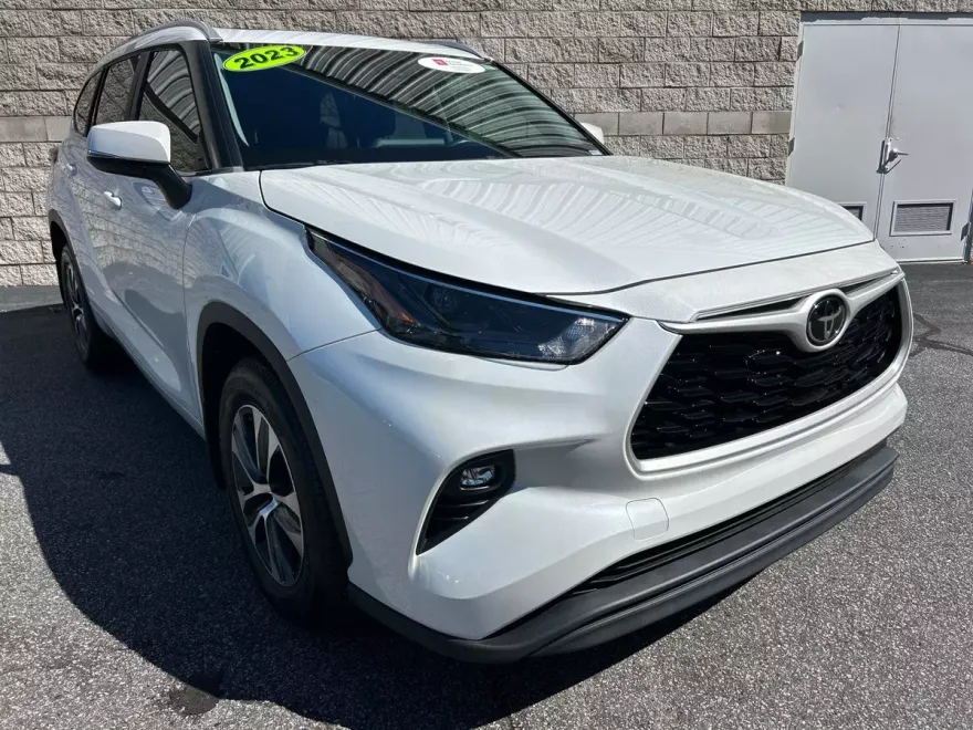 2023 Toyota Highlander XLE photo 1