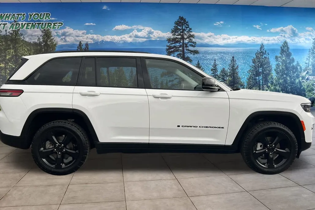 2023 Jeep Grand Cherokee Limited photo 1