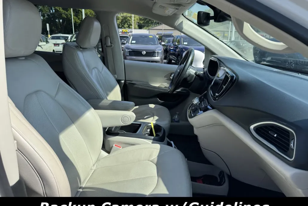 2021 Chrysler Pacifica Touring L photo 1
