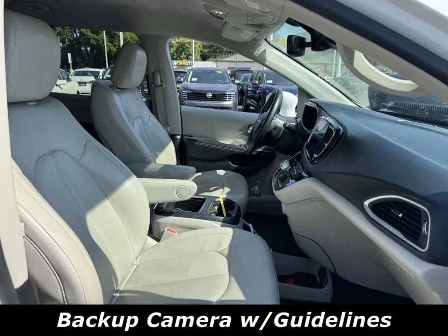 2021 Chrysler Pacifica Touring L photo 1