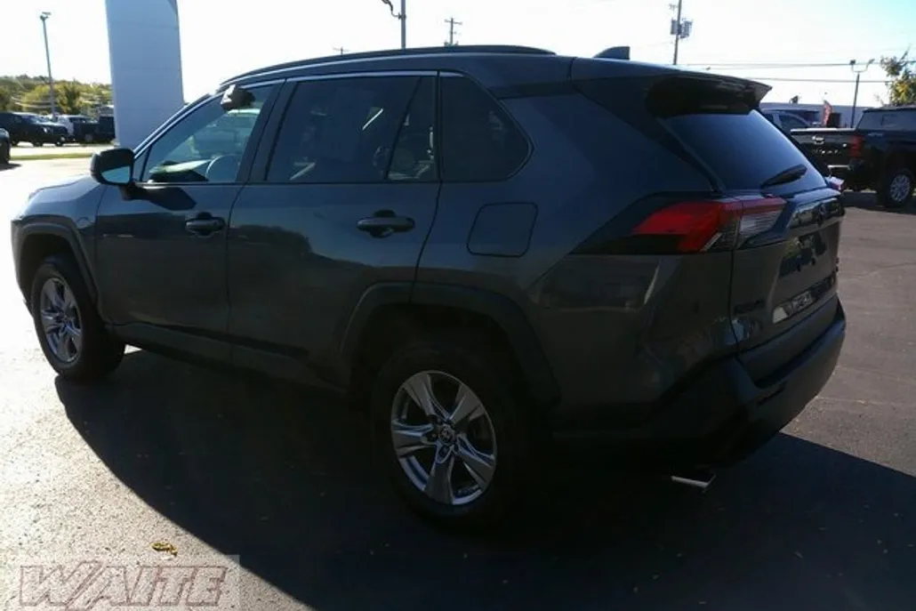 2022 Toyota RAV4 Hybrid LE photo 1