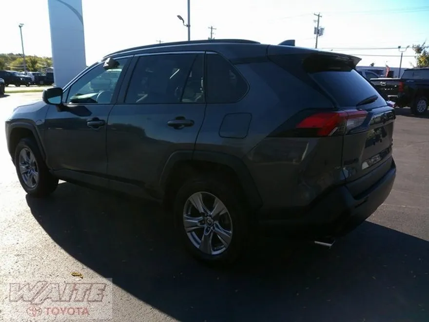 2022 Toyota RAV4 Hybrid LE photo 1