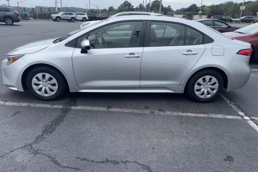 2022 Toyota Corolla L photo 1
