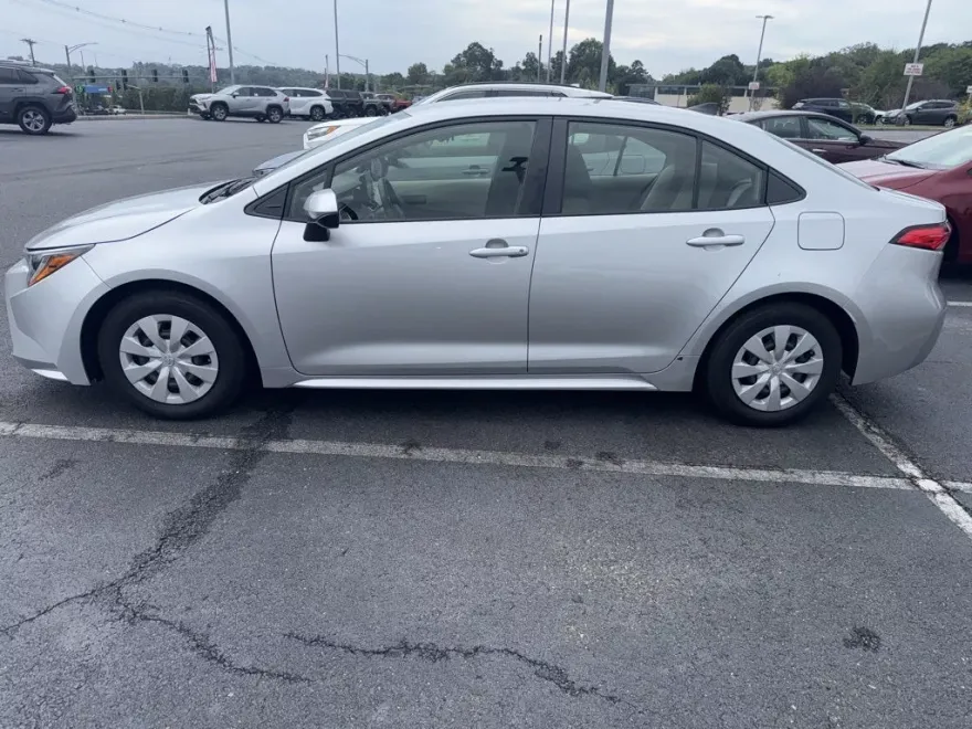 2022 Toyota Corolla L photo 1