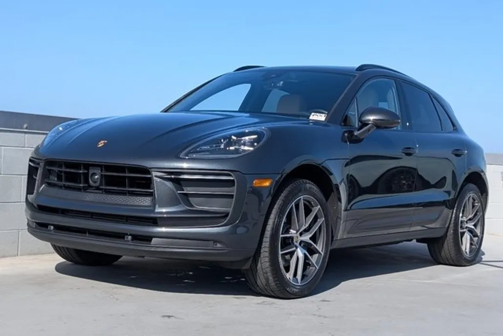 2024 Porsche Macan T photo 1