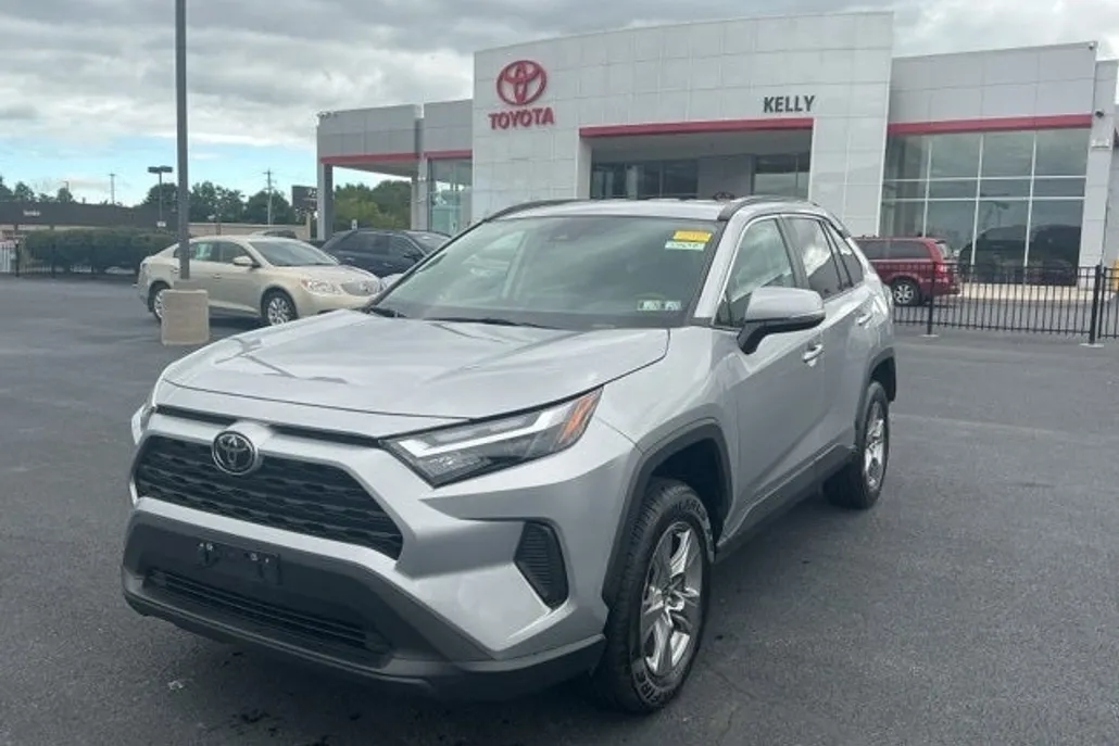 2024 Toyota RAV4 XLE photo 1