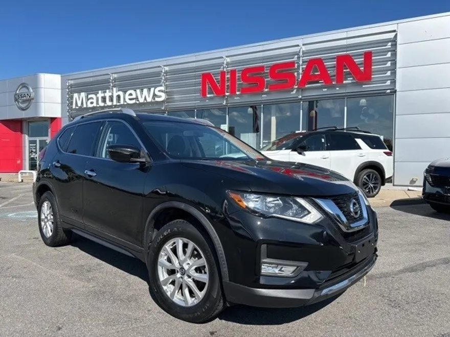 2017 Nissan Rogue SV photo 1