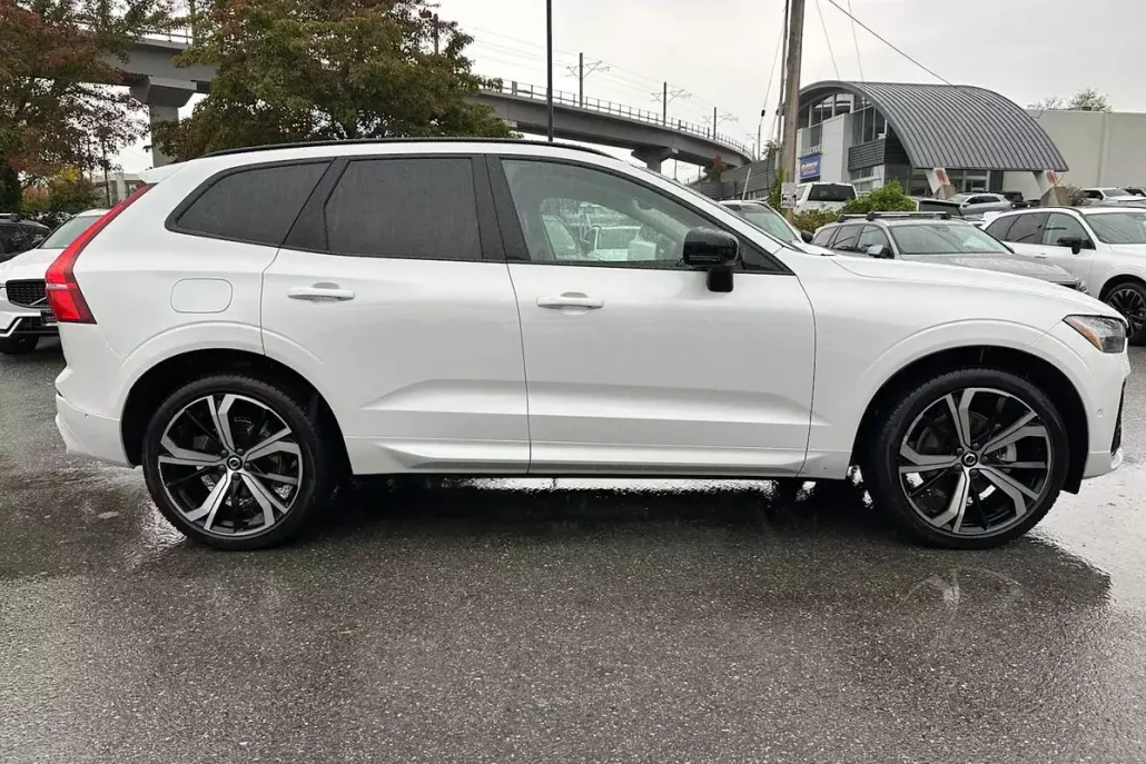 2025 Volvo XC60 B5 photo 1