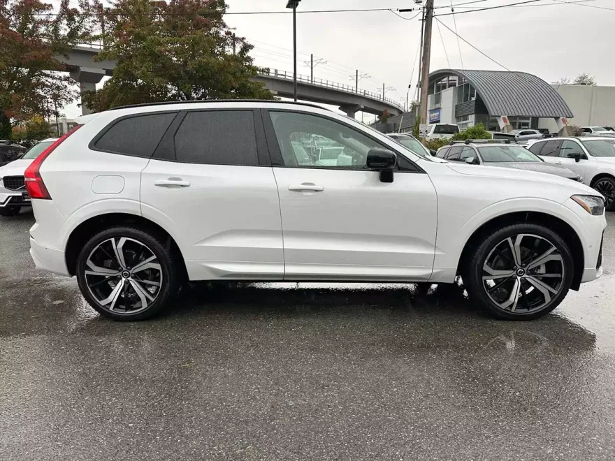 2025 Volvo XC60 B5 photo 1