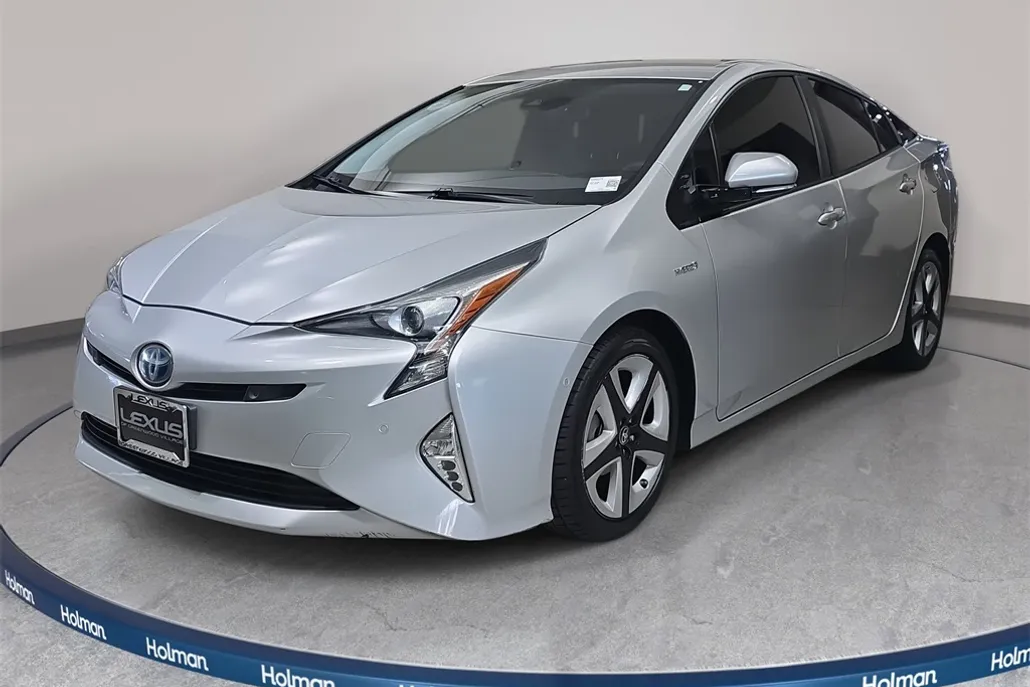 2018 Toyota Prius Three photo 1