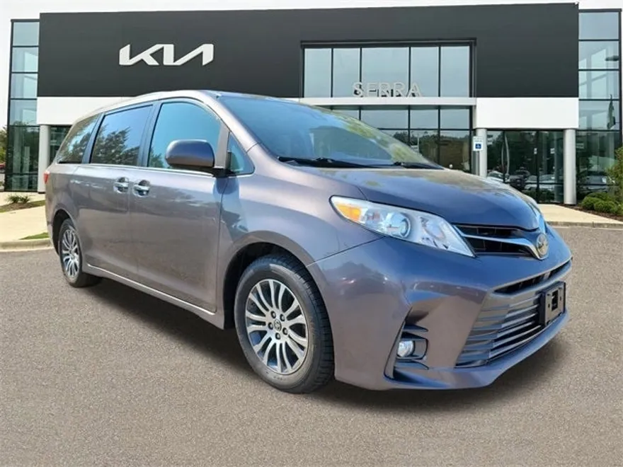 2020 Toyota Sienna XLE Premium photo 1