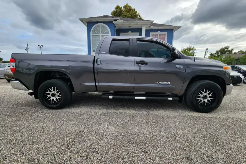 2017 Toyota Tundra SR5 photo 1