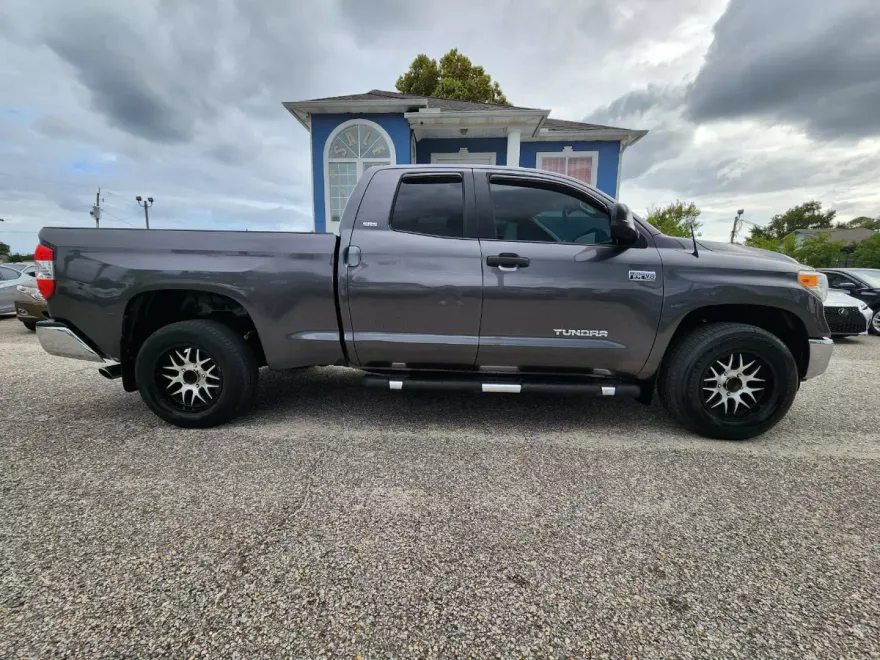 2017 Toyota Tundra SR5 photo 1