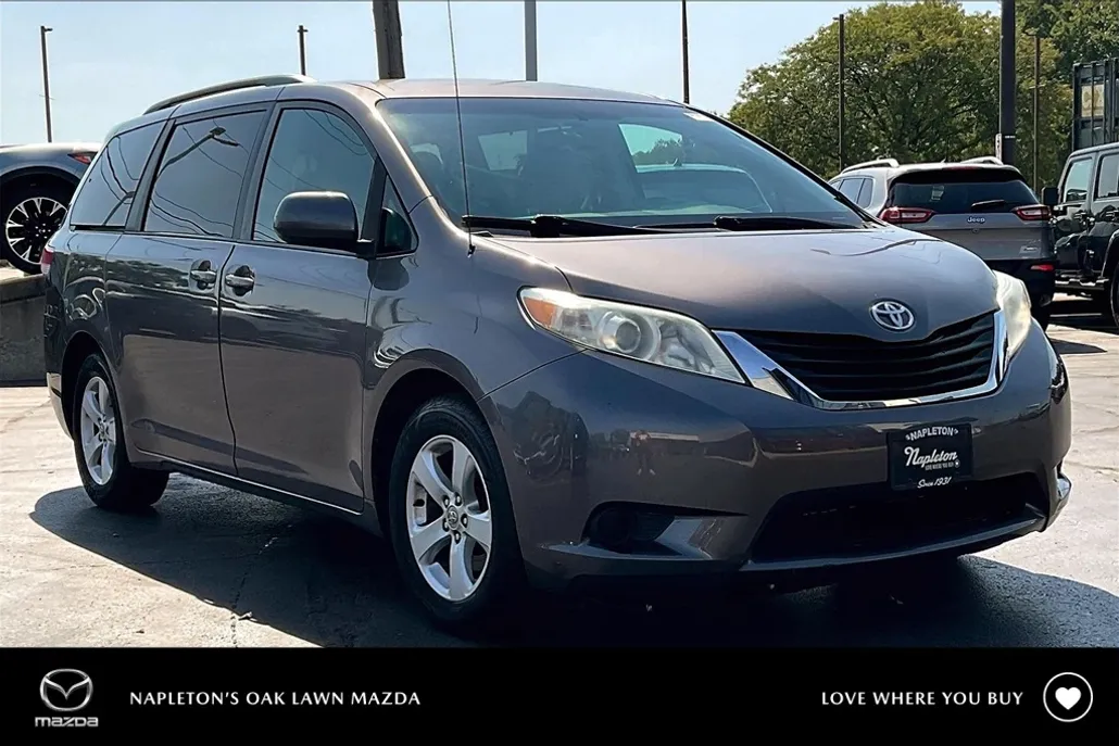 2011 Toyota Sienna LE photo 1