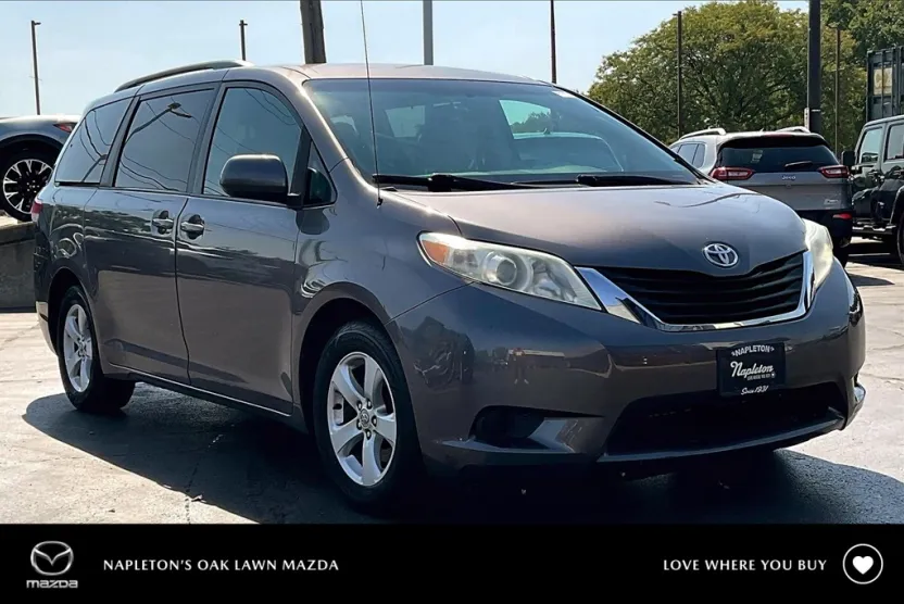 2011 Toyota Sienna LE photo 1