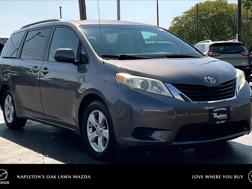 2011 Toyota Sienna LE photo 1