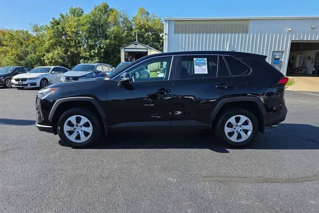 2023 Toyota RAV4 LE photo 1
