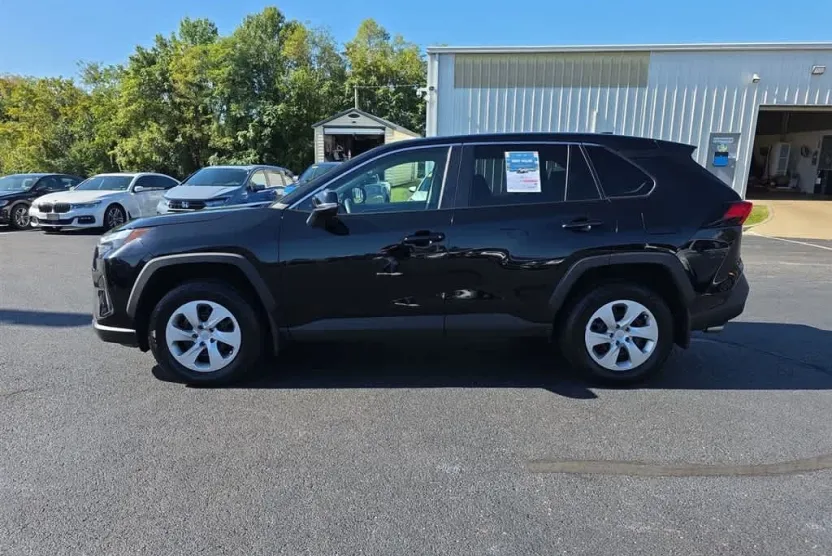 2023 Toyota RAV4 LE photo 1