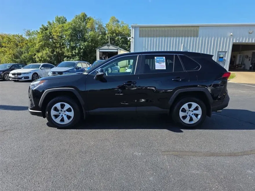 2023 Toyota RAV4 LE photo 1