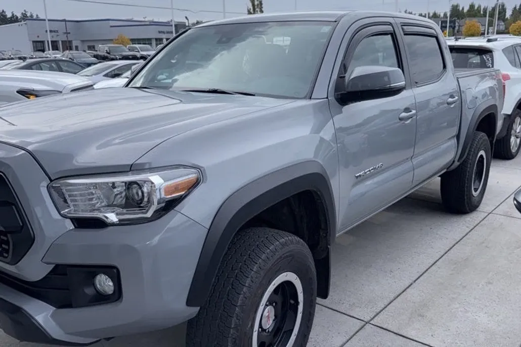 2018 Toyota Tacoma TRD Off-Road V6 photo 1