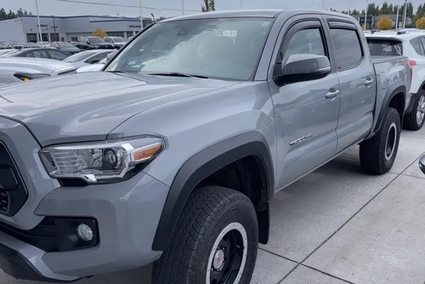 2018 Toyota Tacoma TRD Off-Road V6 photo 1