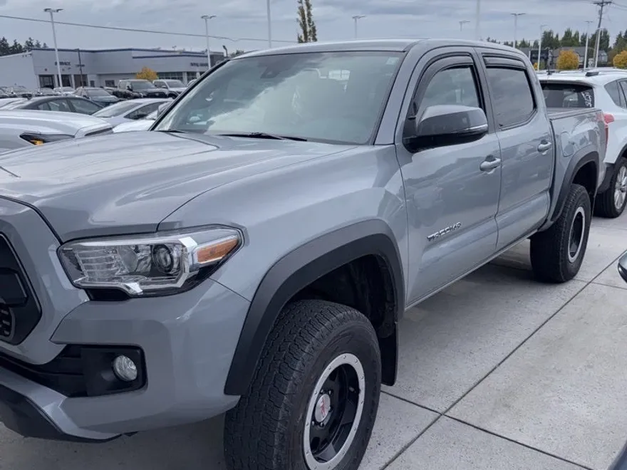 2018 Toyota Tacoma TRD Off-Road V6 photo 1