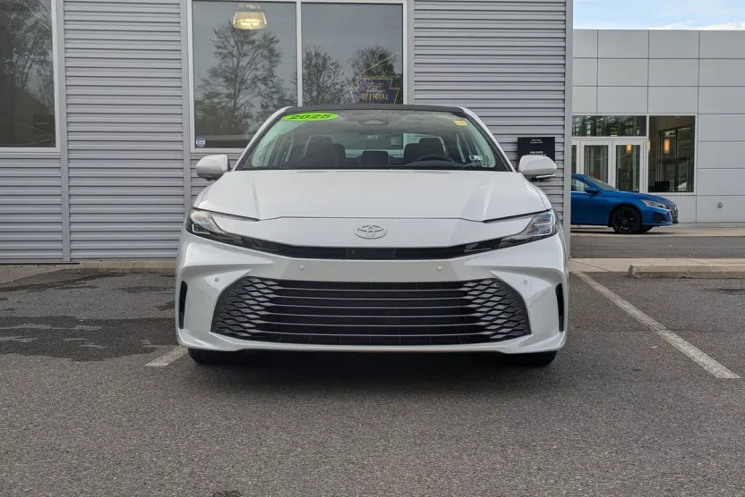 2025 Toyota Camry photo 1