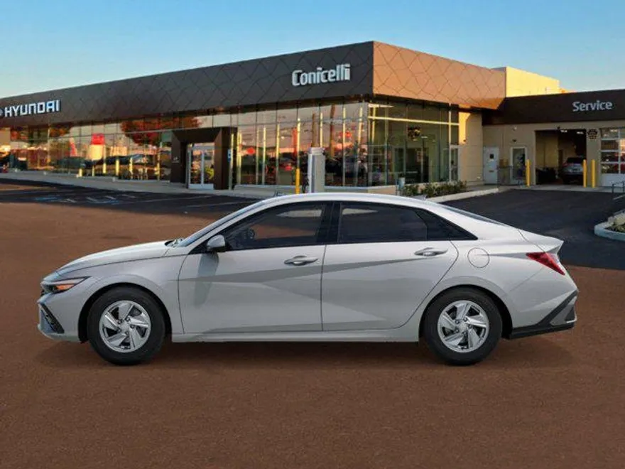 2025 Hyundai Elantra SE photo 1