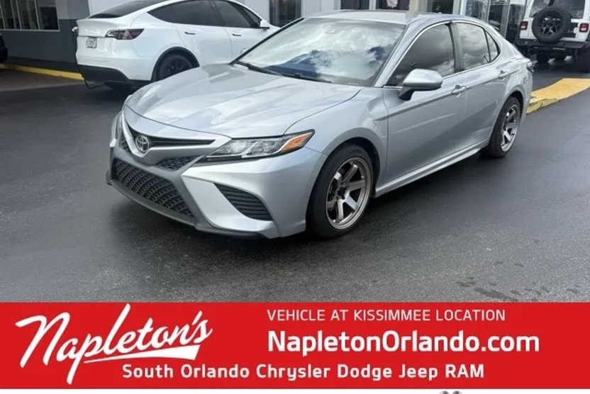 2020 Toyota Camry SE photo 1