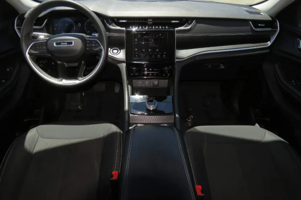 2023 Jeep Grand Cherokee Laredo photo 1