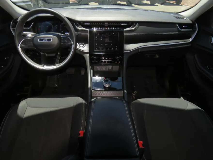 2023 Jeep Grand Cherokee Laredo photo 1