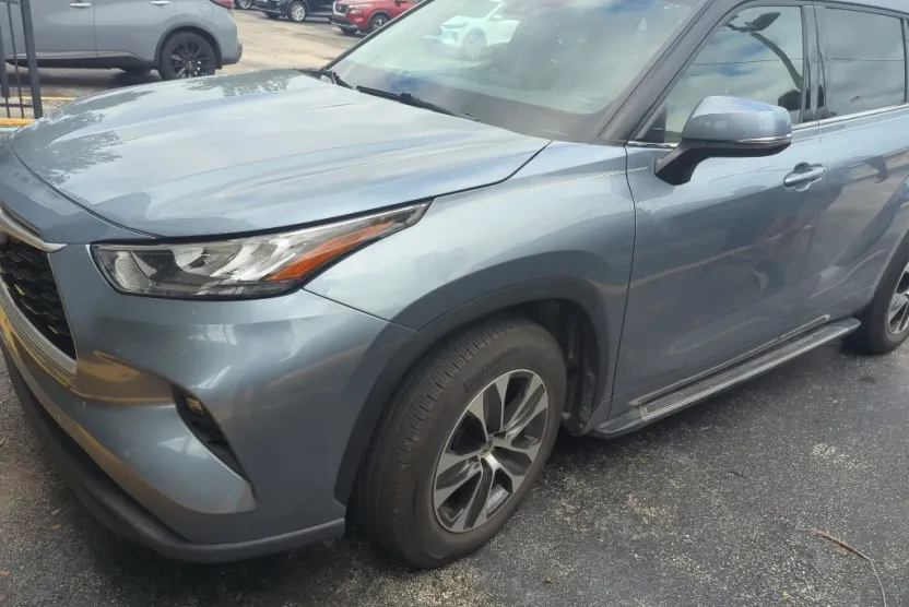 2020 Toyota Highlander XLE photo 1