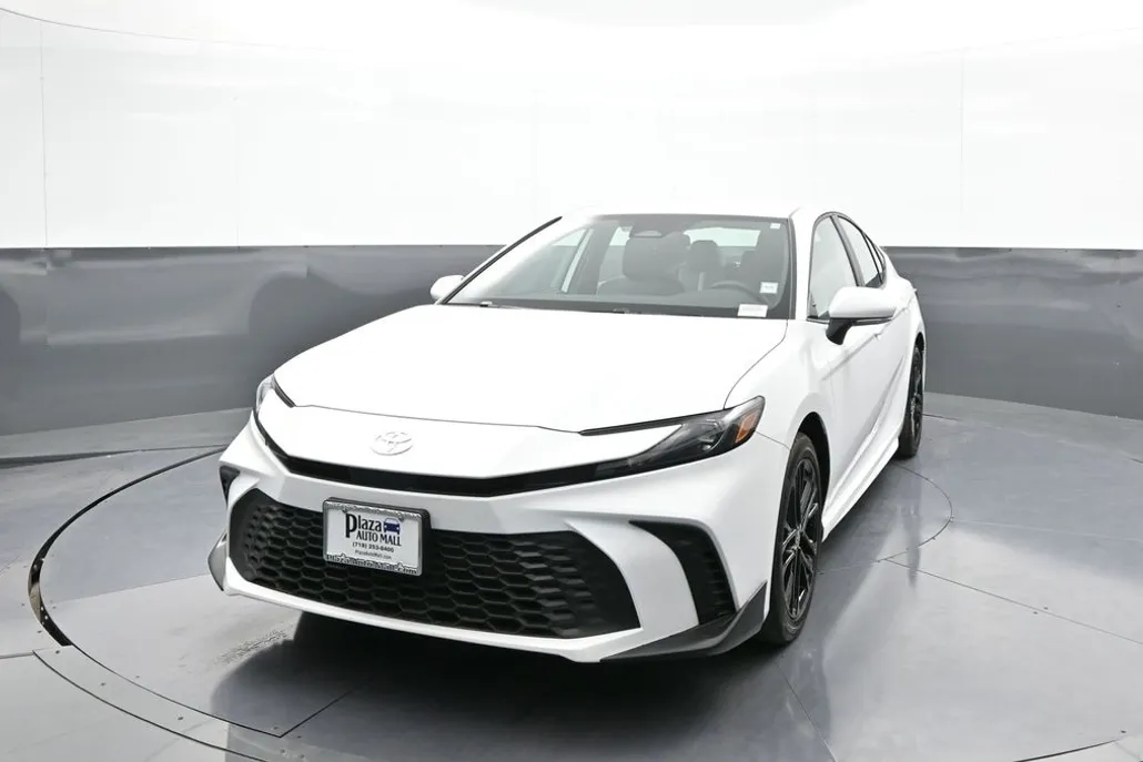 2025 Toyota Camry SE Hybrid photo 1